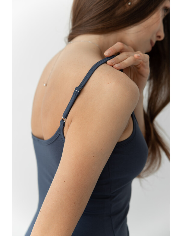 Женская майка на бретелях с регуляторами