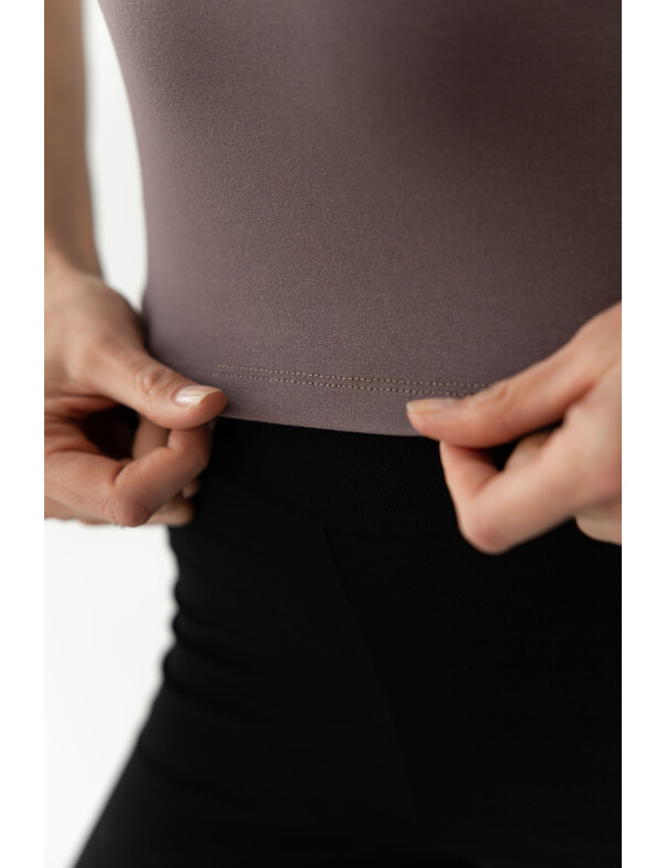 Женская майка на бретелях с регуляторами