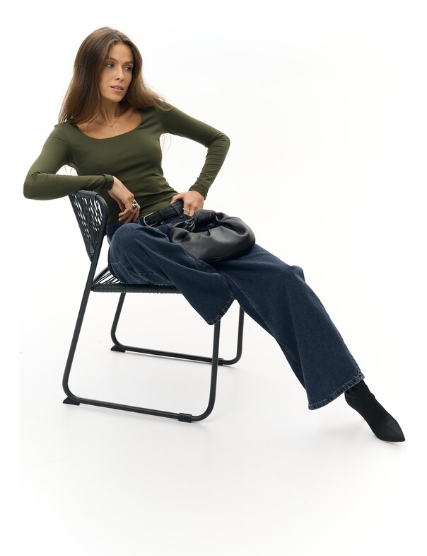 Жіночий лонгслів з круглим глибоким вирізом Жіночий лонгслів з круглим глибоким вирізом