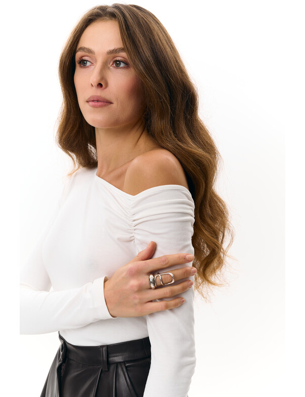 Лонгслив со сборкой на плечо