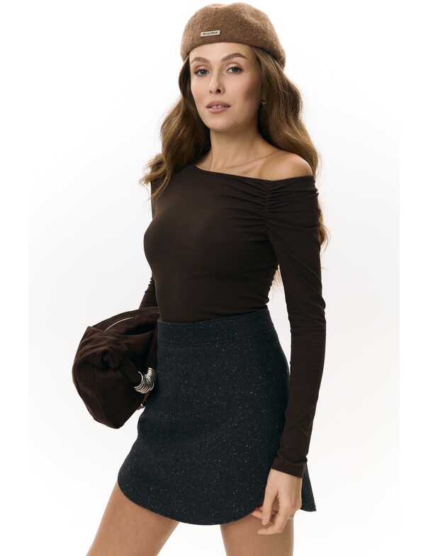 Лонгслив со сборкой на плечо