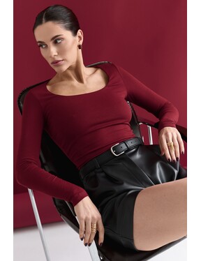 Жіночий лонгслів з круглим глибоким вирізом Жіночий лонгслів з круглим глибоким вирізом