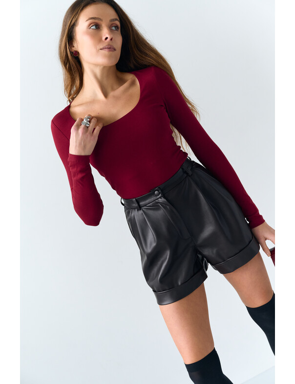 Женский лонгслив с глубоким вырезом