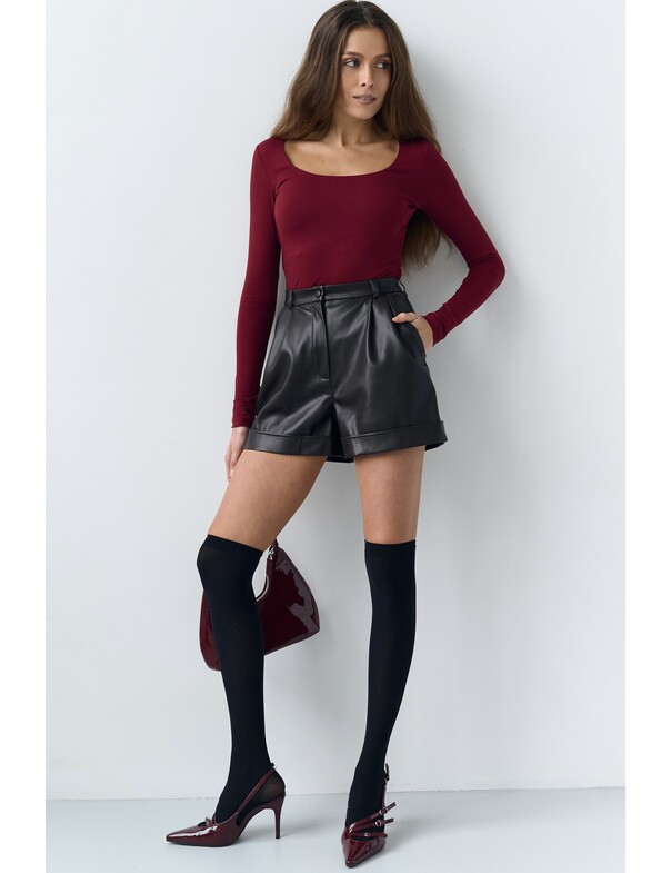 Женский лонгслив с глубоким вырезом