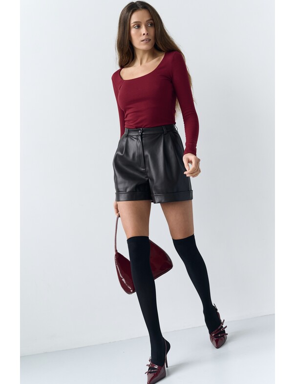 Женский лонгслив с глубоким вырезом