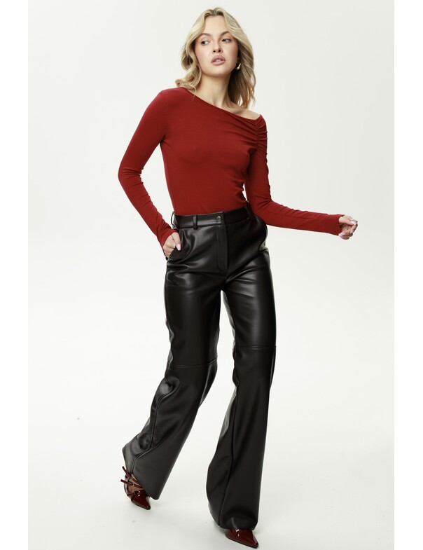 Лонгслив со сборкой на плечо