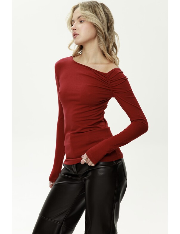 Лонгслив со сборкой на плечо