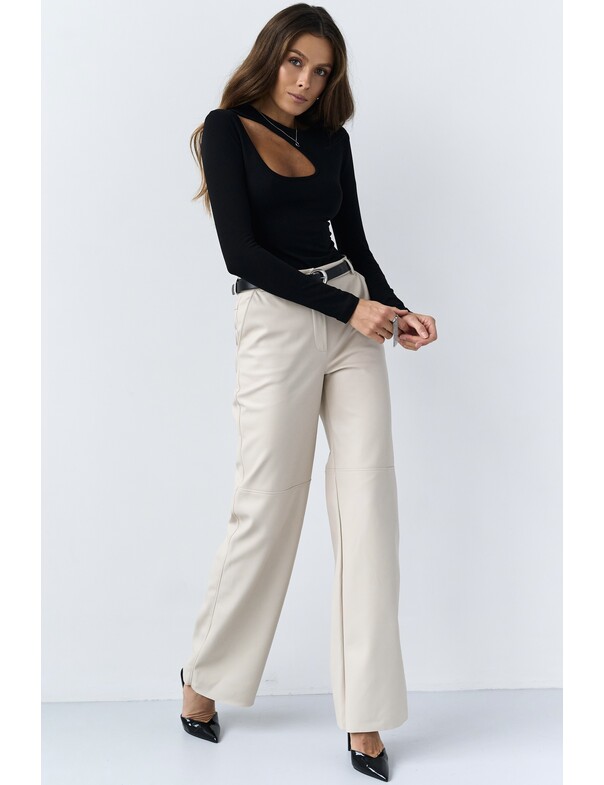 Лонгслив с асимметричным вырезом