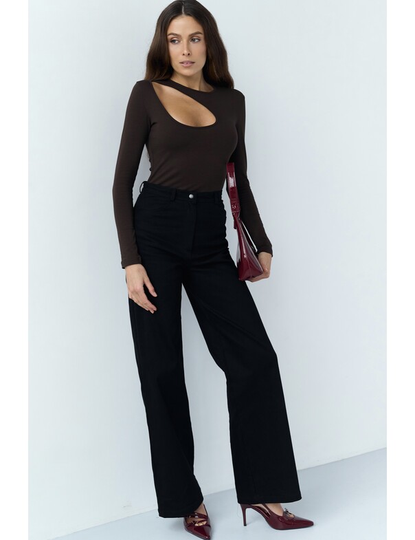 Лонгслив с асимметричным вырезом