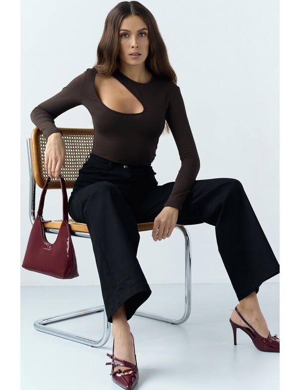 Лонгслив с асимметричным вырезом