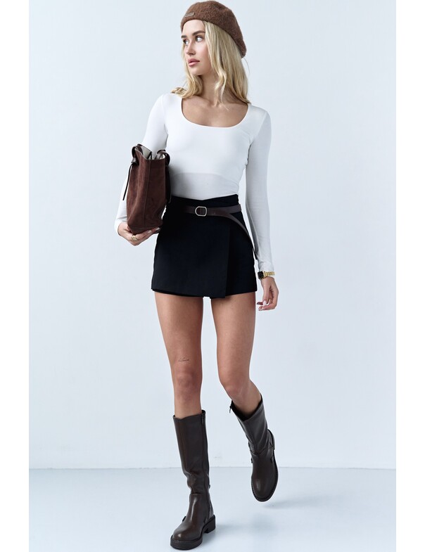 Женский лонгслив с глубоким вырезом