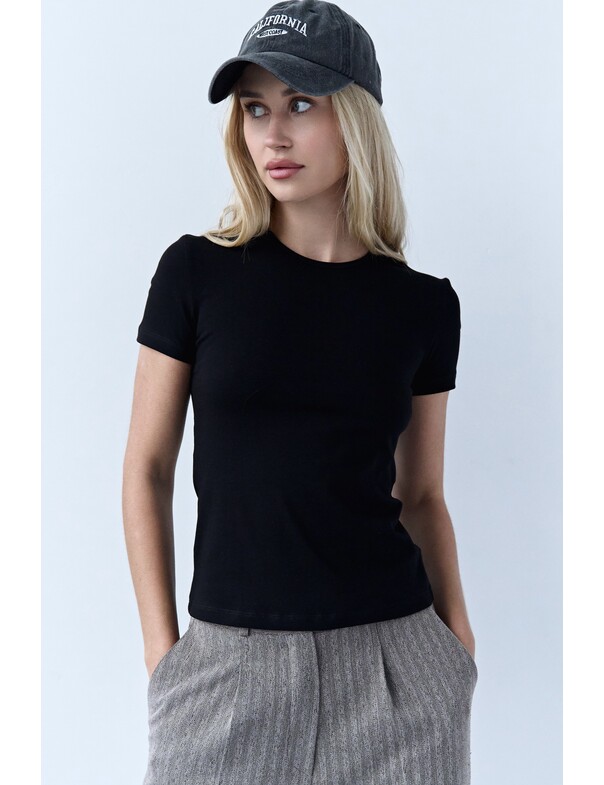 Женская приталенная футболка