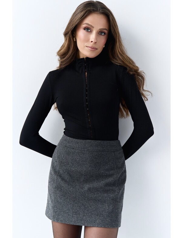 Лонгслив с декоративной застежкой