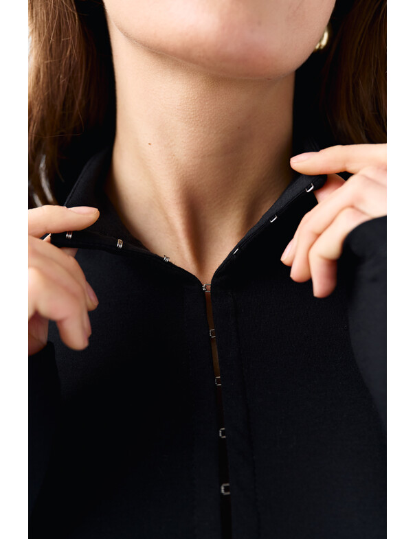 Лонгслив с декоративной застежкой