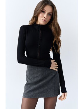 Лонгслив с декоративной застежкой