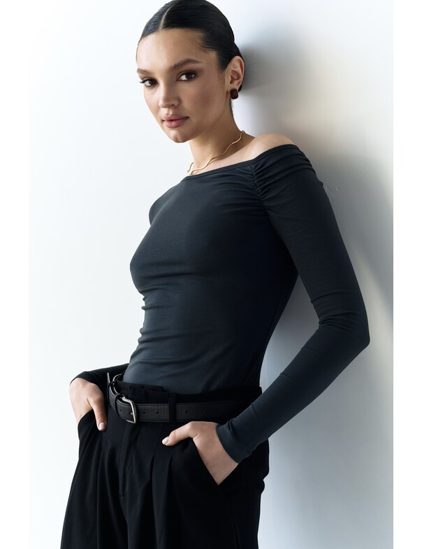 Лонгслив со сборкой на плечо