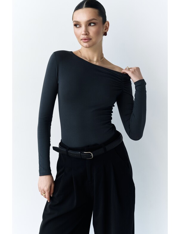 Лонгслив со сборкой на плечо