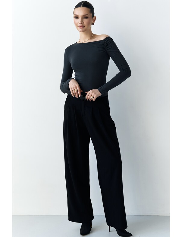 Лонгслів зі збіркою на плече