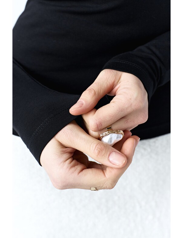 Жіночий лонгслів з круглим глибоким вирізом