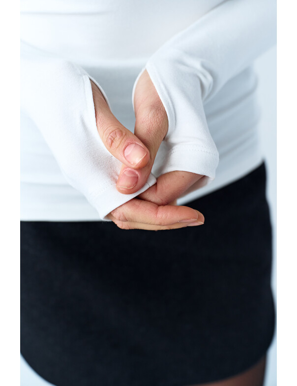 Лонгслив вискоза с вырезом на пальчик