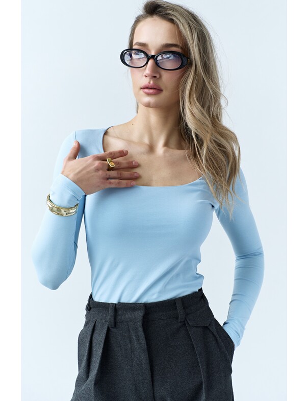 Женский лонгслив с глубоким вырезом