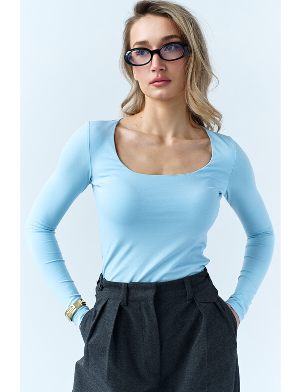 Жіночий лонгслів з круглим глибоким вирізом