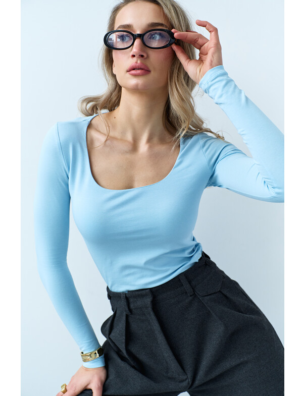 Жіночий лонгслів з круглим глибоким вирізом