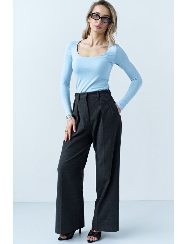 Женский лонгслив с глубоким вырезом