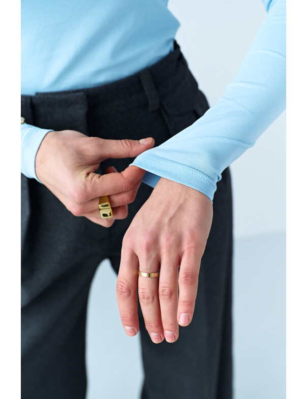 Жіночий лонгслів з круглим глибоким вирізом