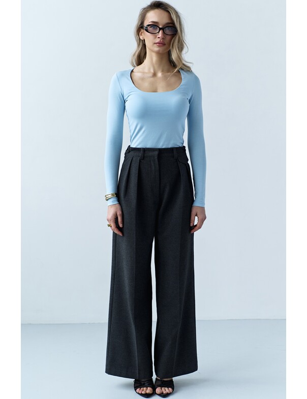 Жіночий лонгслів з круглим глибоким вирізом