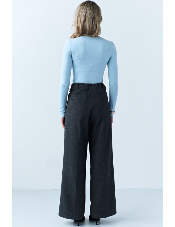 Жіночий лонгслів з круглим глибоким вирізом