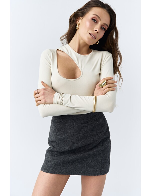 Лонгслів з асиметричним вирізом