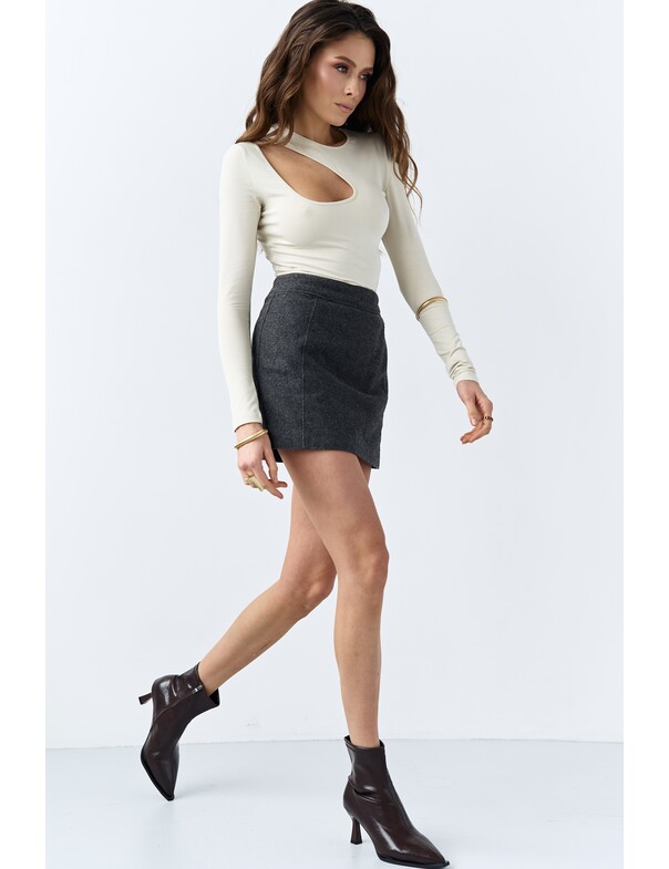 Лонгслів з асиметричним вирізом