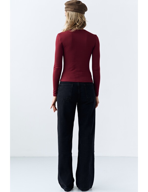 Лонгслив с асимметричным вырезом