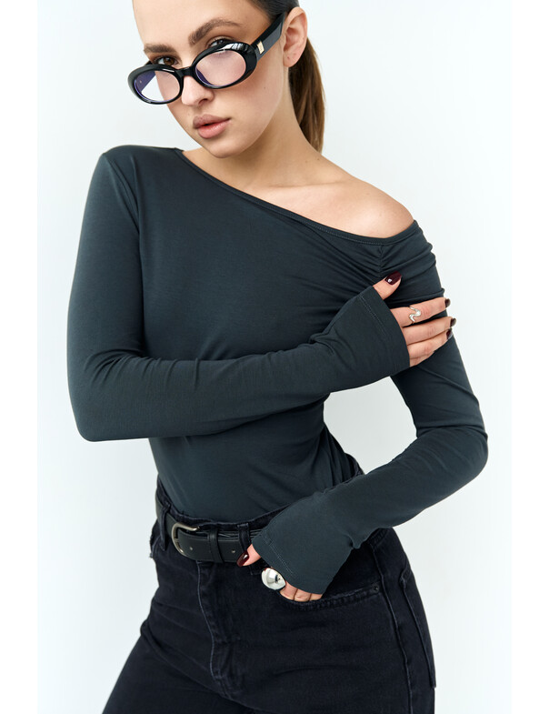 Лонгслив со сборкой на плечо