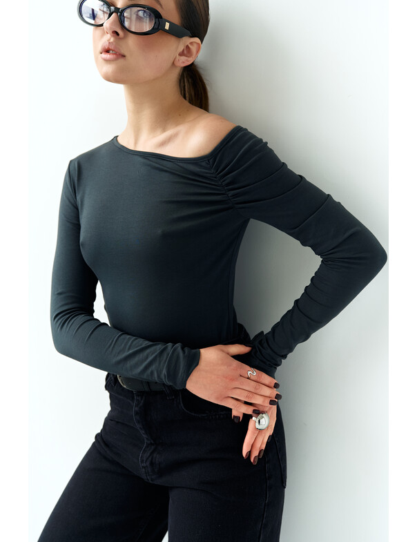 Лонгслив со сборкой на плечо