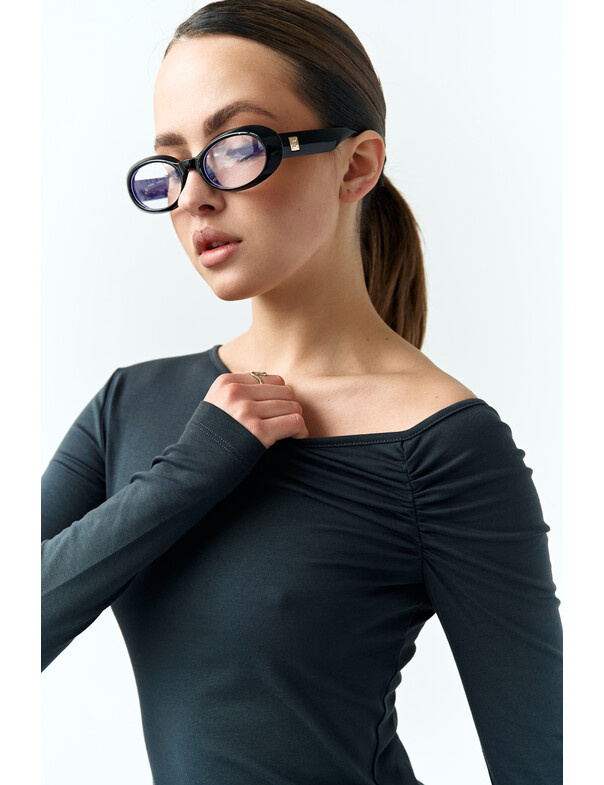 Лонгслив со сборкой на плечо