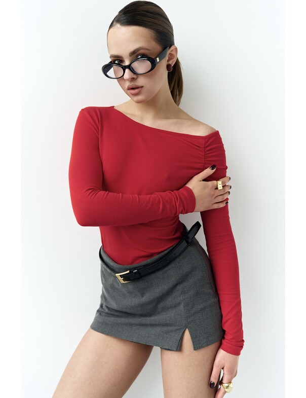 Лонгслив со сборкой на плечо