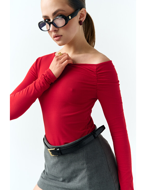 Лонгслив со сборкой на плечо