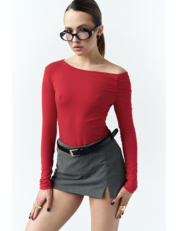 Лонгслив со сборкой на плечо