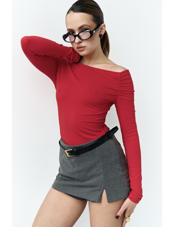 Лонгслив со сборкой на плечо