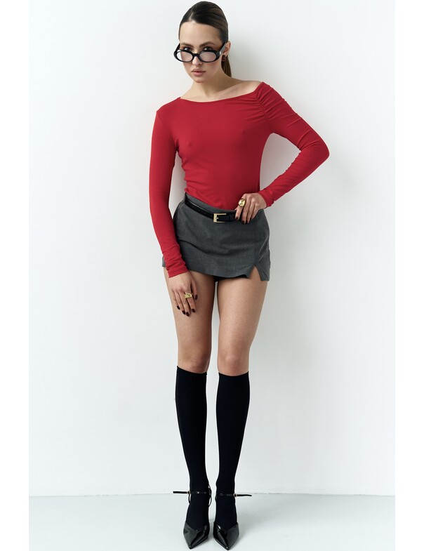 Лонгслив со сборкой на плечо