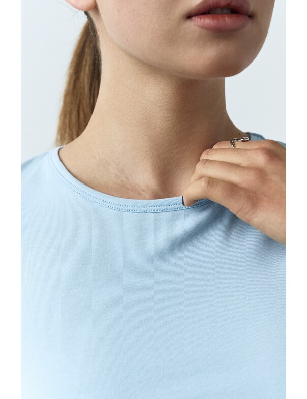 Жіноча приталена футболка колір білий 0