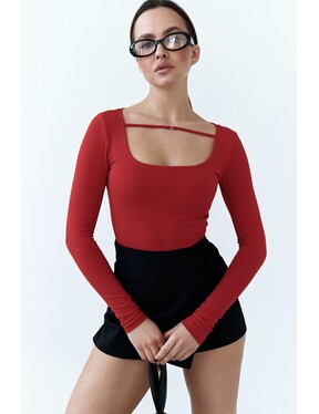 Боди с декоративной бретелькой