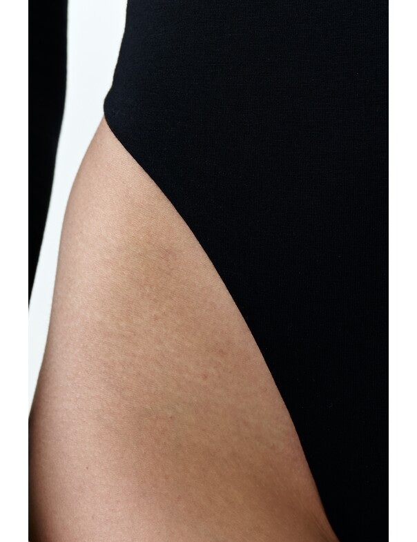 Боди с декоративной бретелькой