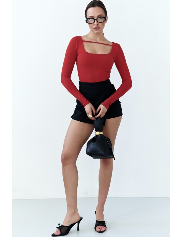 Боди с декоративной бретелькой