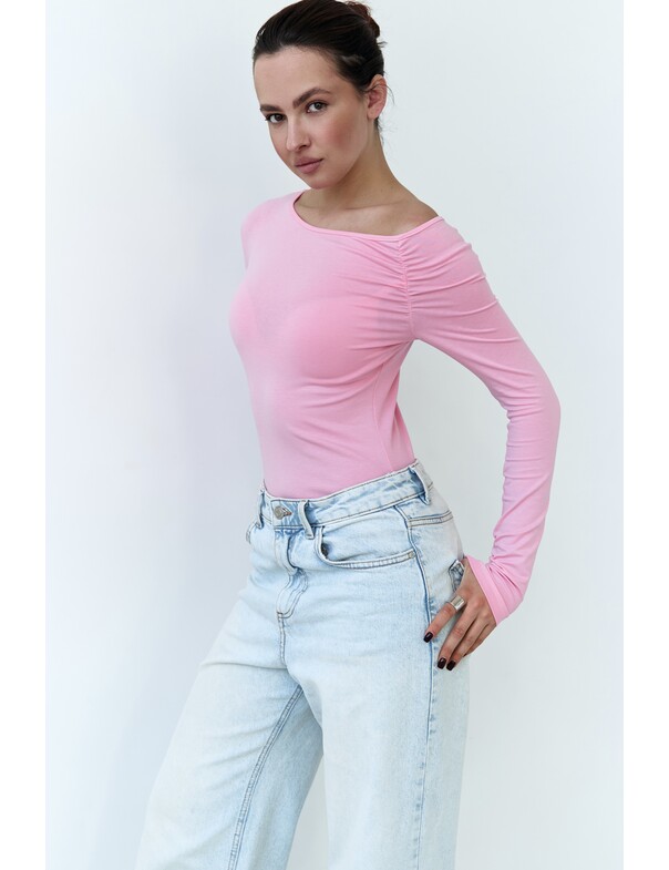 Лонгслив со сборкой на плечо