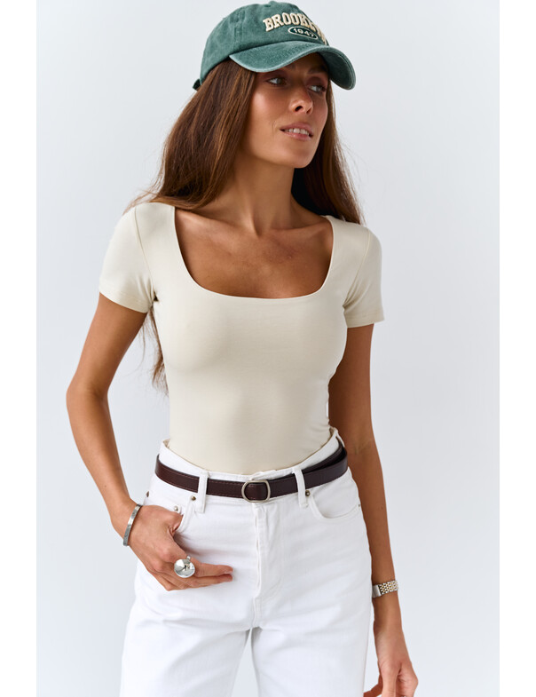 Футболка с глубоким вырезом