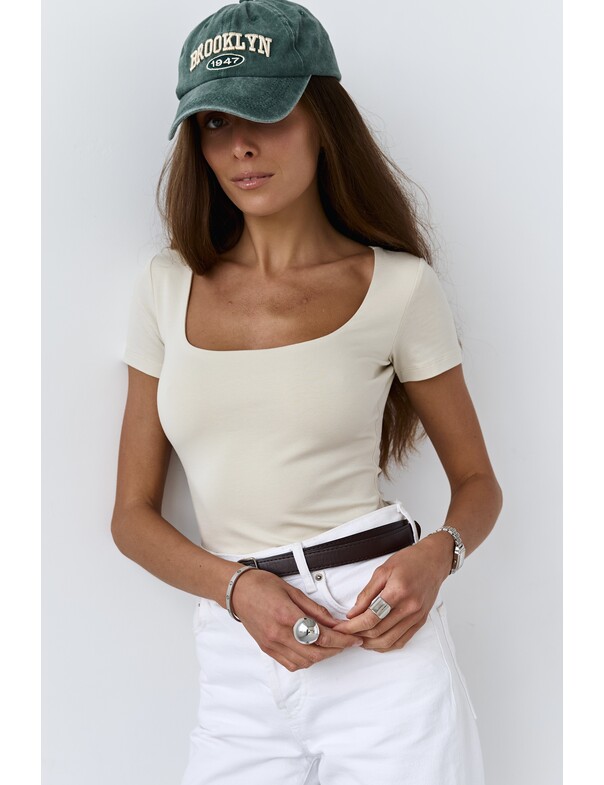 Футболка с глубоким вырезом