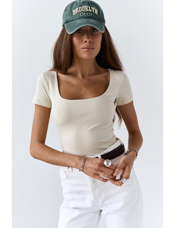 Футболка с глубоким вырезом